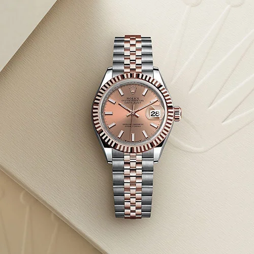 Graceful elegance. The Rolex Lady-Datejust in Oystersteel and Everose gold, 28 mm case, rosé-colour dial, a Jubilee bracelet.