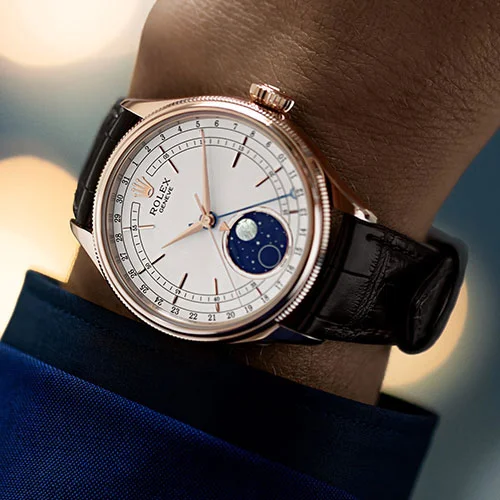 The classical watch. The Rolex Cellini Moonphase in 18 ct Everose gold, 39 mm case, white dial, leather strap bracelet.