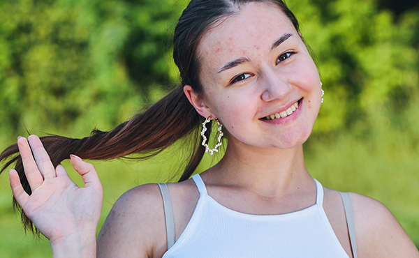 How Students Are Wearing Minimalist Jewelry